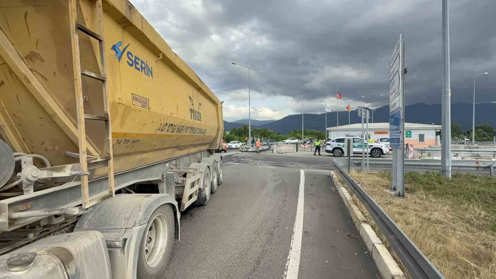 Tır, karayolları binasını teğet geçti: 1 tonluk beton blokları parçaladı 