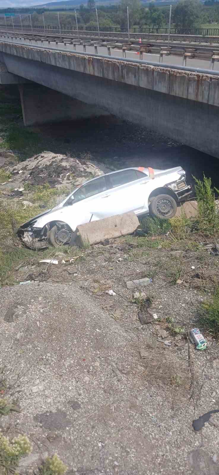 Otomobil köprüden uçtu: 2 yaralı 