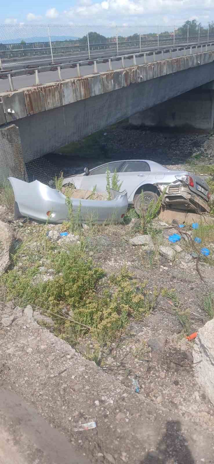 Otomobil köprüden uçtu: 2 yaralı 