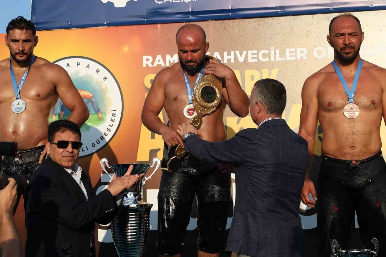 Sekapark Güreşleri’nin başpehlivanı Orhan Okulu oldu 