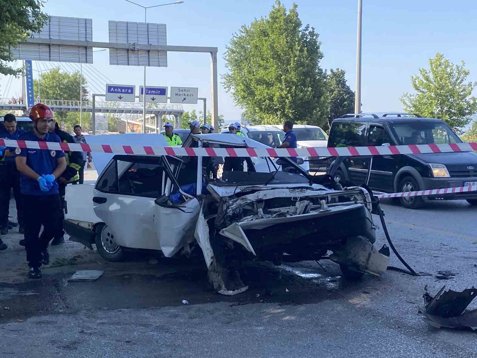 Ağaca çarpan Tofaş hurdaya döndü: 1 ölü, 4 yaralı 