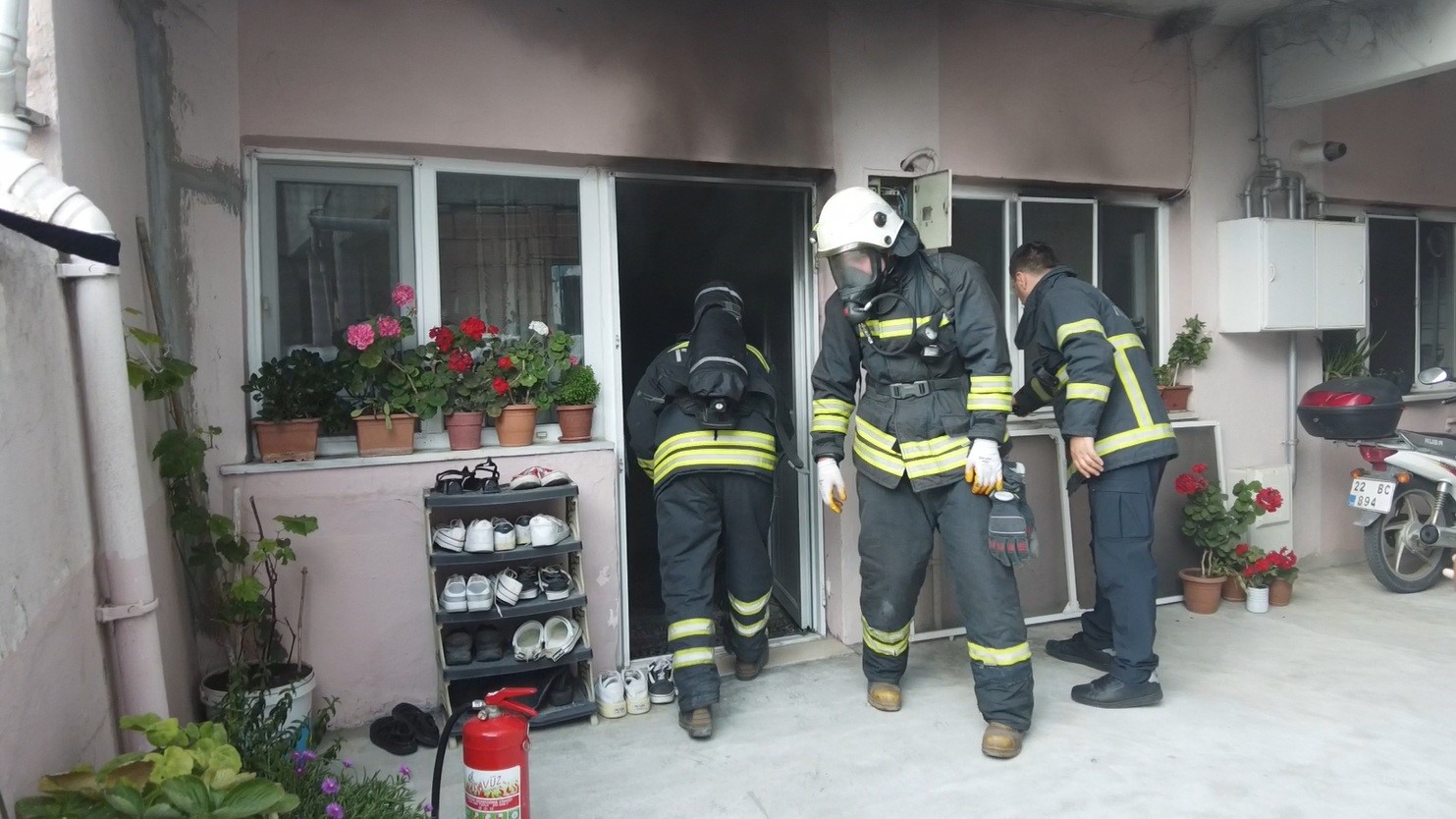 Kardeşinin evi yanan yaşlı kadını, itfaiye eri sarılarak teselli etti 