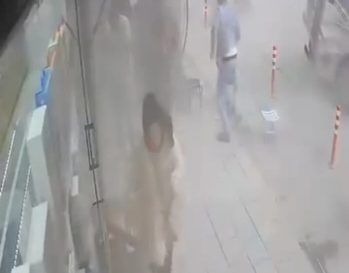 Tır lastiği patladı, vatandaşlar korku dolu anlar yaşadı