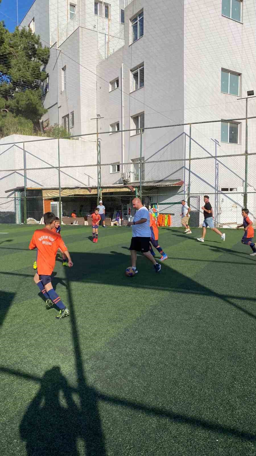 Futbol sahasında Babalar Günü coşkusu 