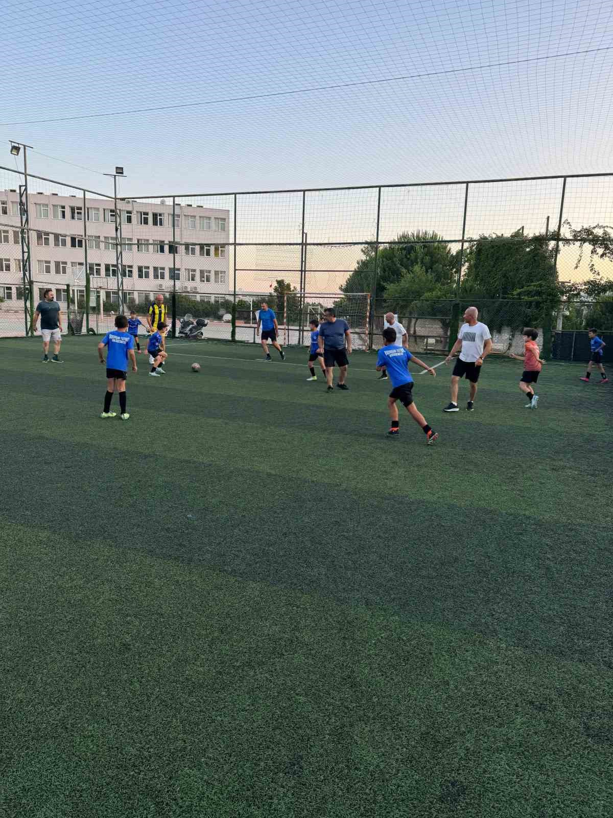 Futbol sahasında Babalar Günü coşkusu 