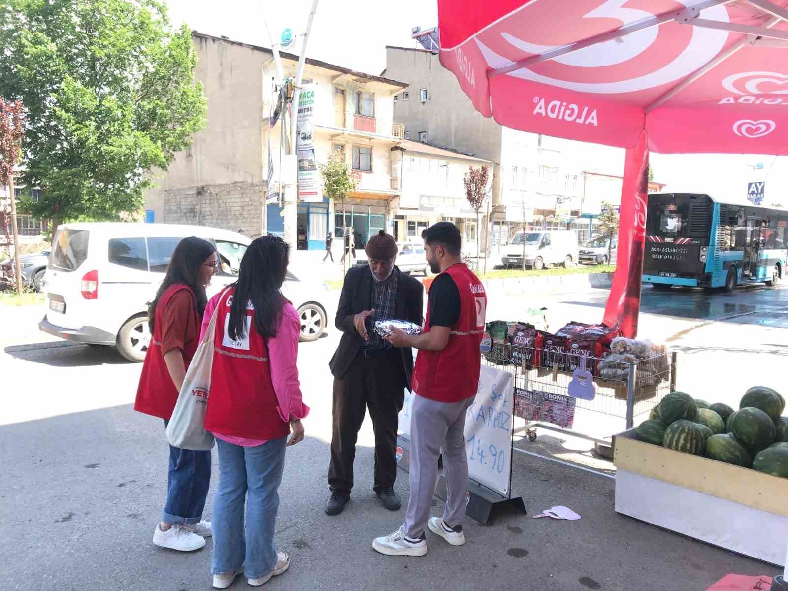 Ağrı’da Kızılay gönüllüleri babaların yüzünü güldürdü 