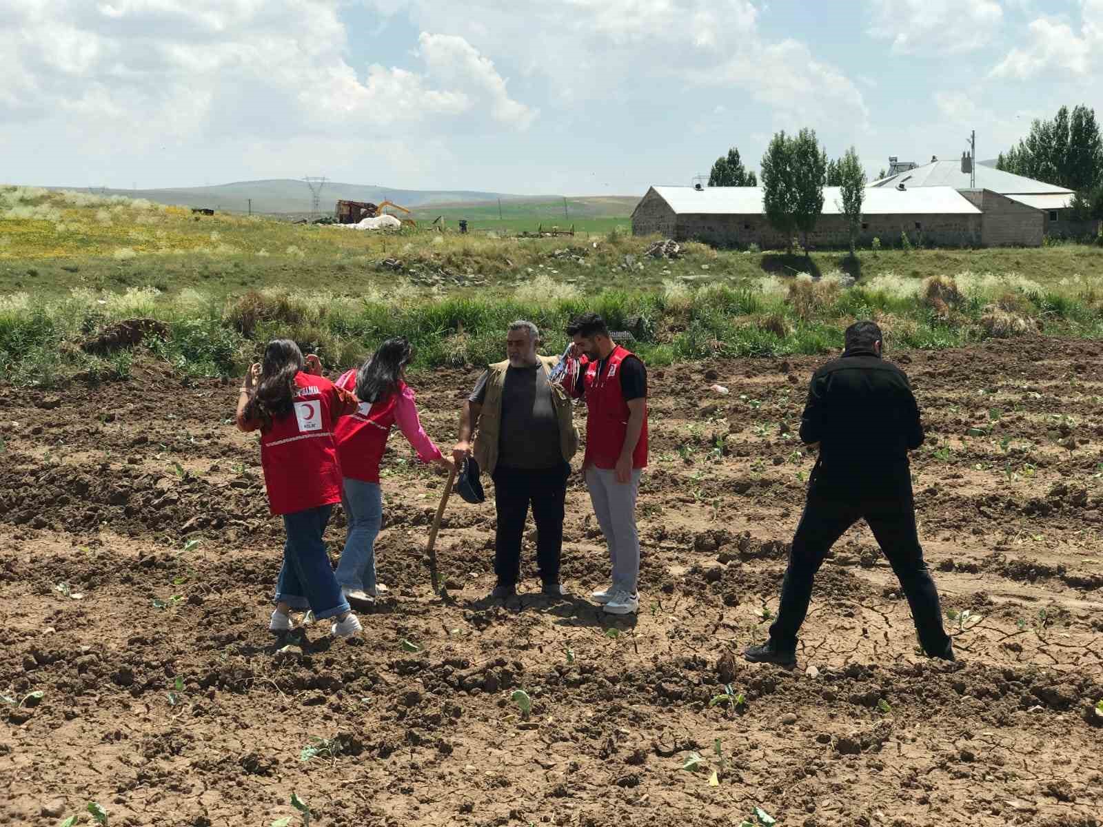 Ağrı’da Kızılay gönüllüleri babaların yüzünü güldürdü 