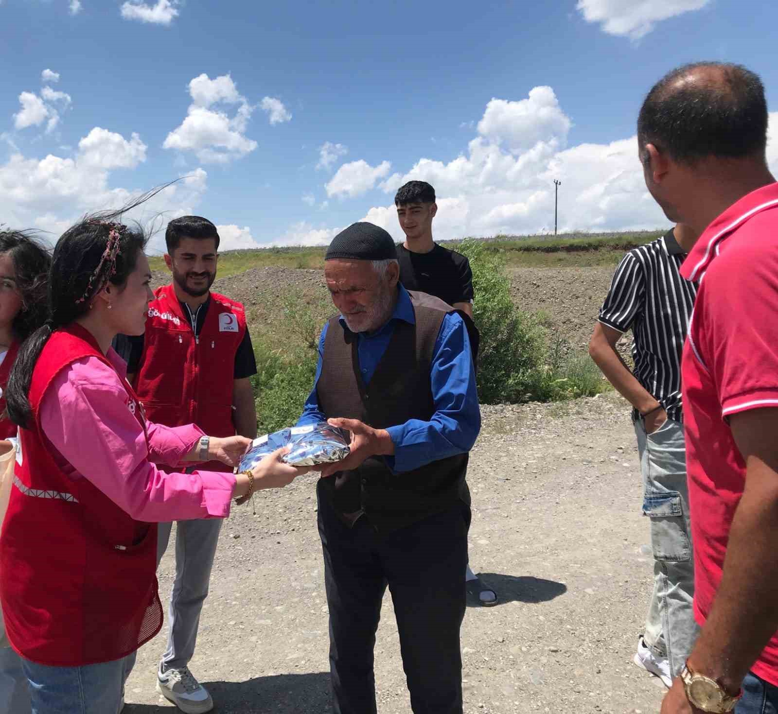 Ağrı’da Kızılay gönüllüleri babaların yüzünü güldürdü 