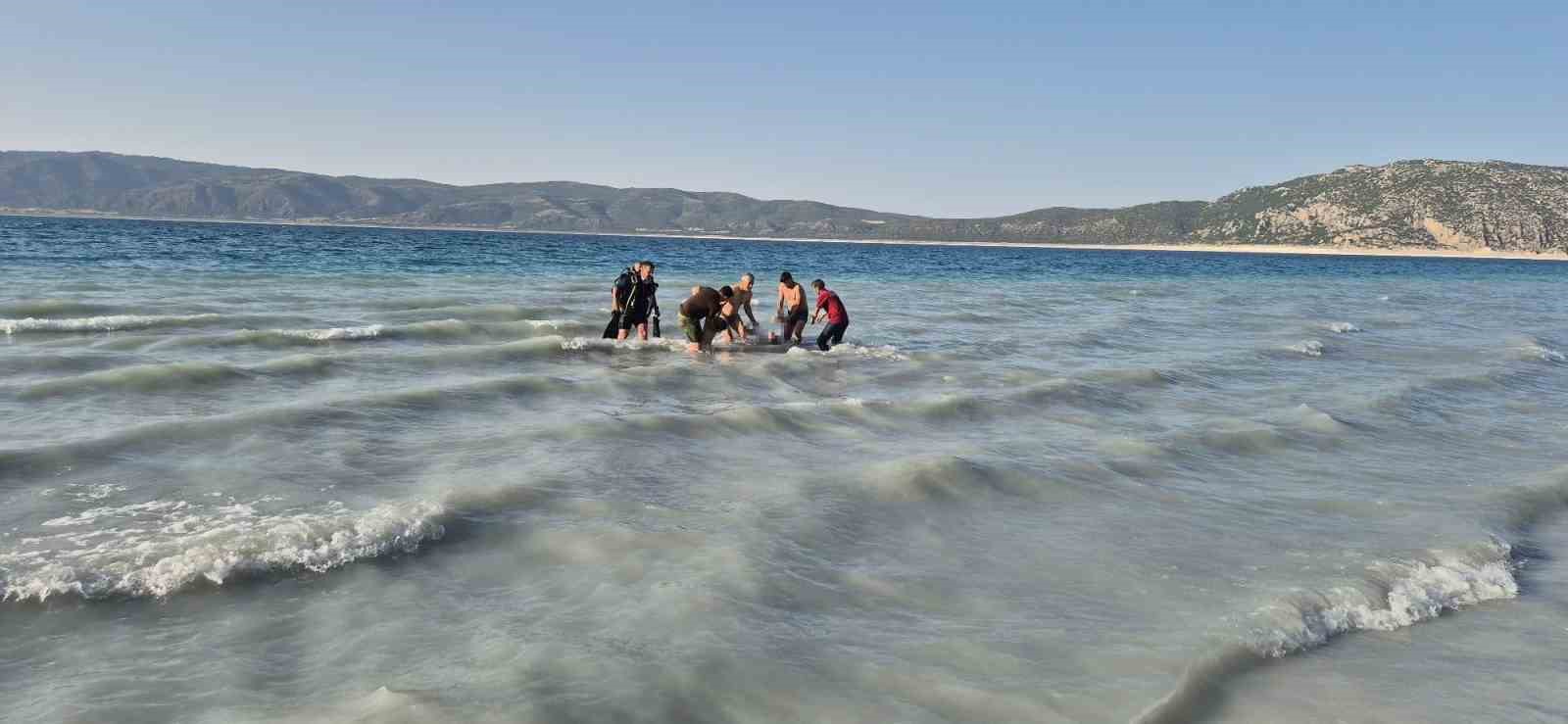 Salda Gölü’ne giren baba ve oğul boğuldu, kızı vatandaşlar kurtardı 