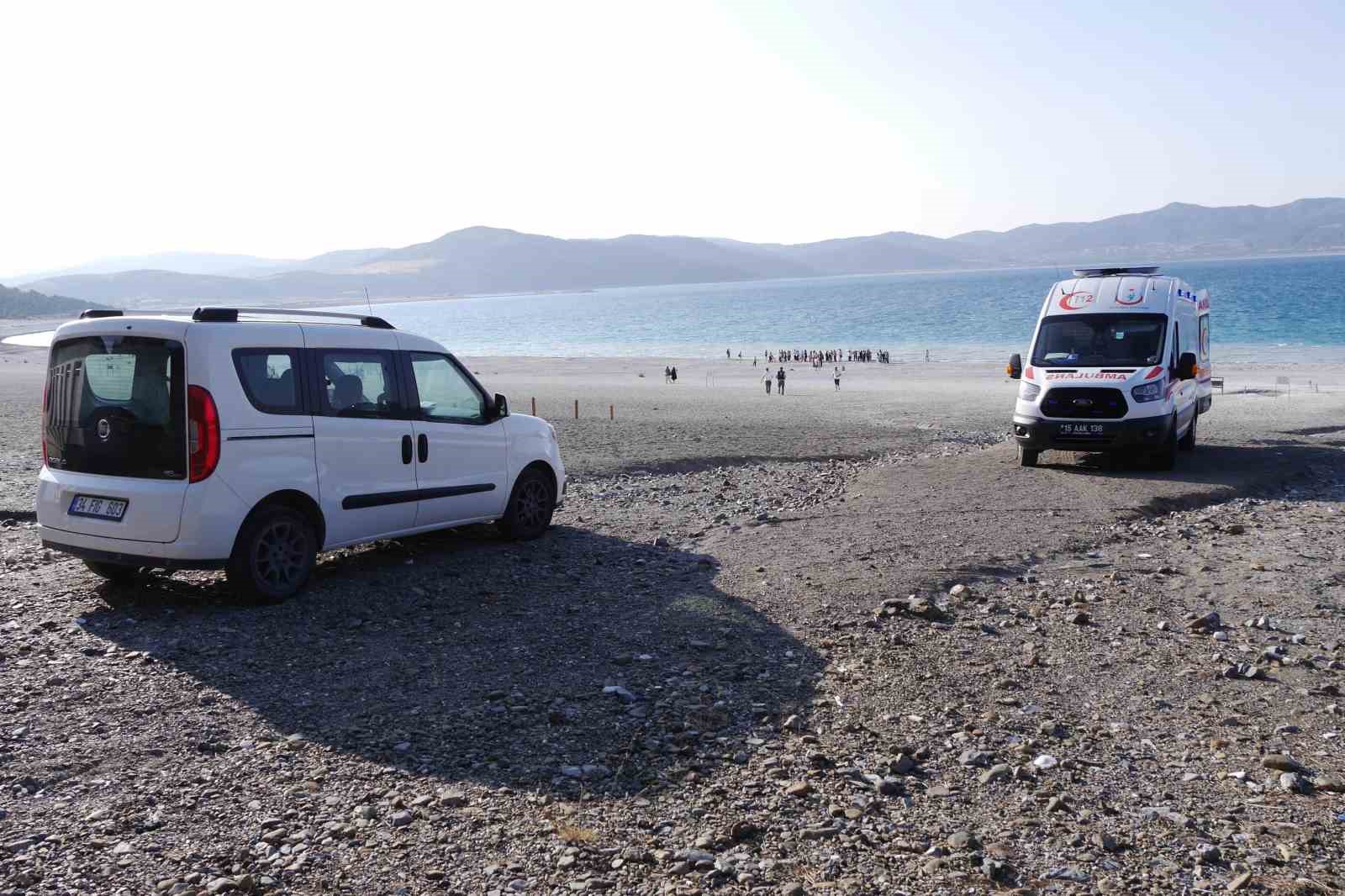Salda Gölü’ne giren baba ve oğul boğuldu, kızı vatandaşlar kurtardı 