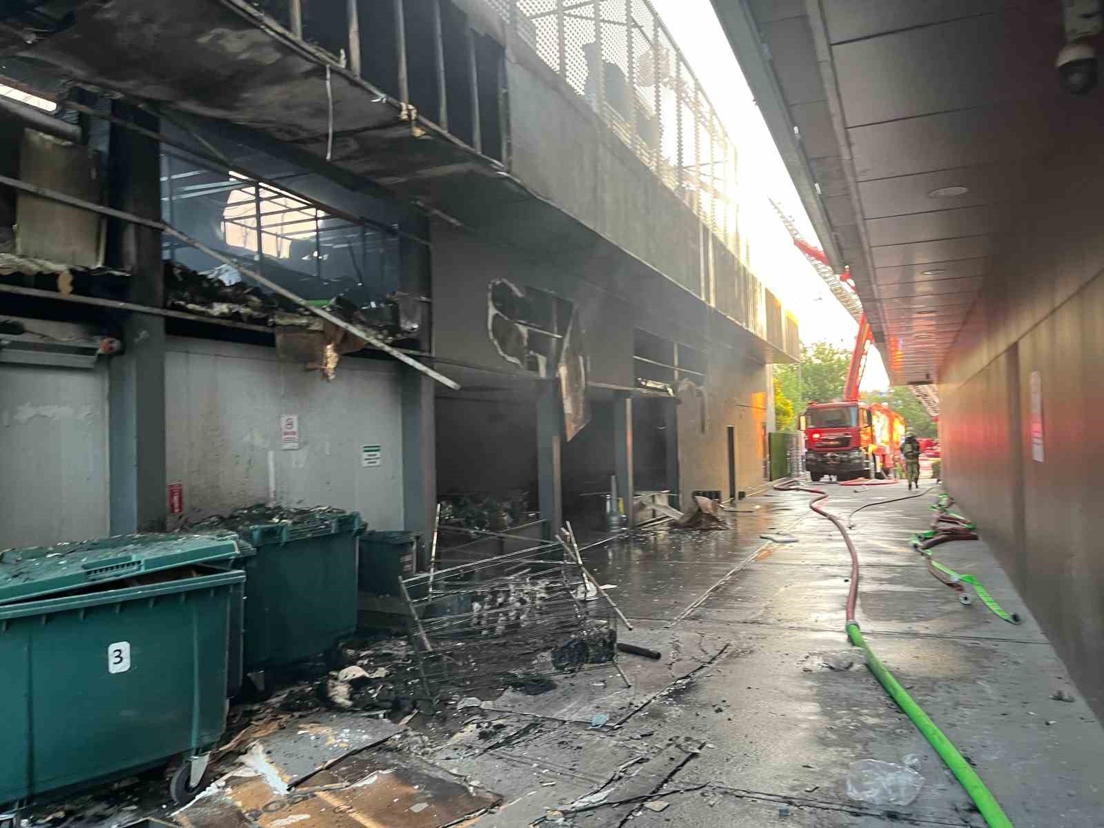 İzmir’de inşaat deposundaki yangın kontrol altına alındı 