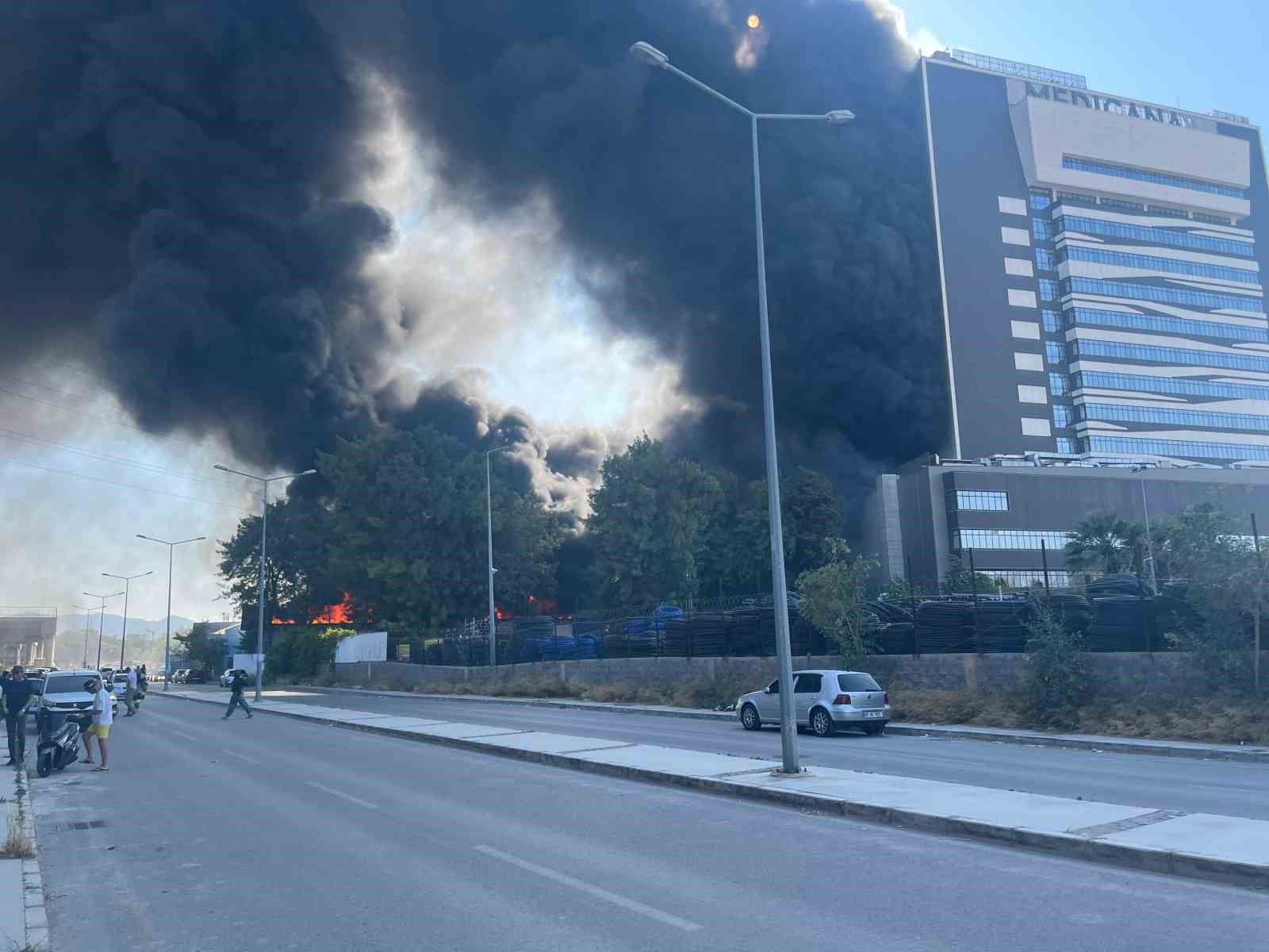 İzmir’de inşaat deposundaki yangın kontrol altına alındı 