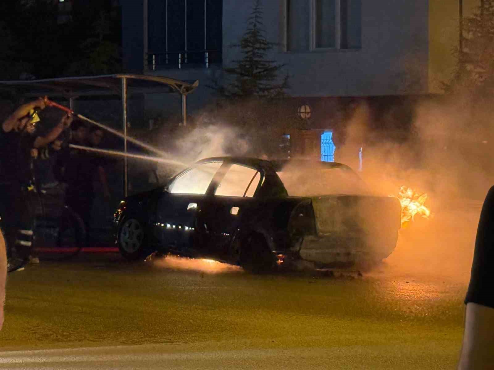 Kahramanmaraş’ta yanan otomobil hurdaya döndü 