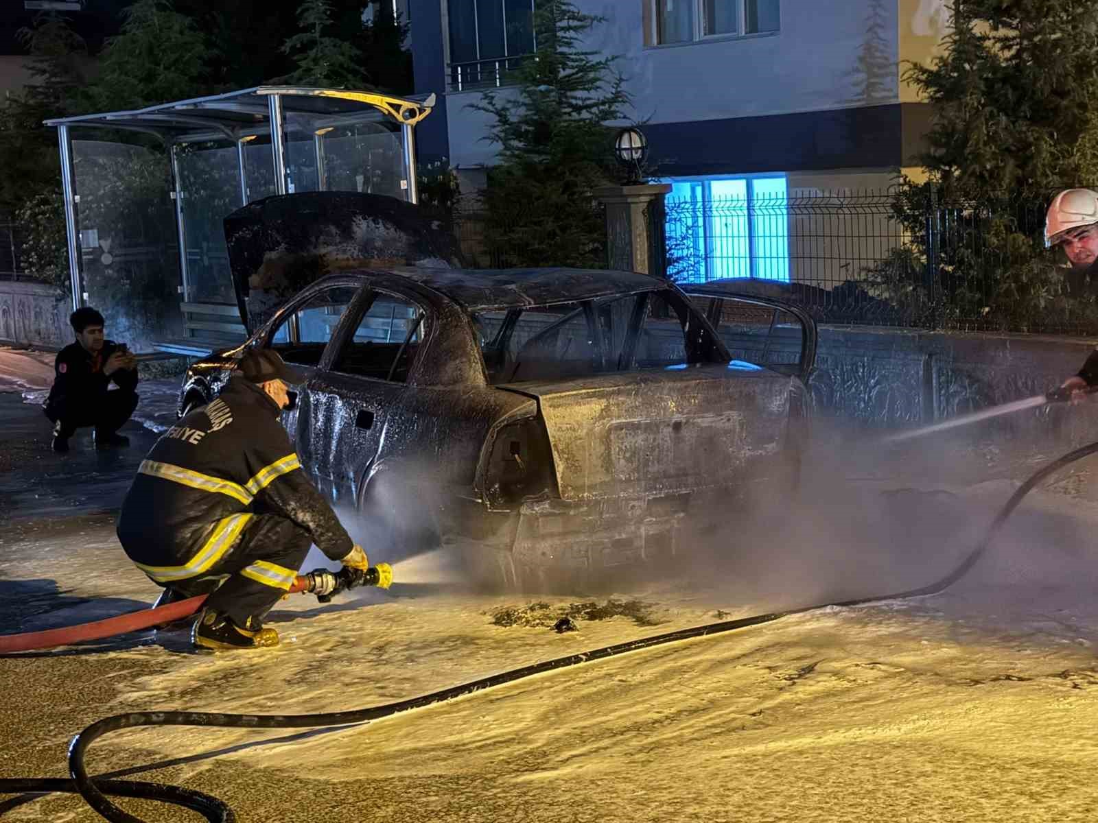 Kahramanmaraş’ta yanan otomobil hurdaya döndü 