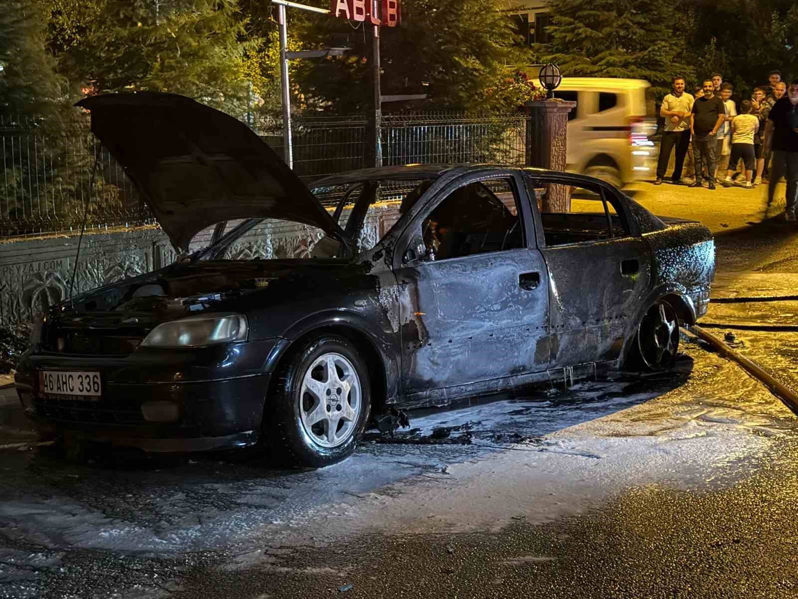 Kahramanmaraş’ta yanan otomobil hurdaya döndü 