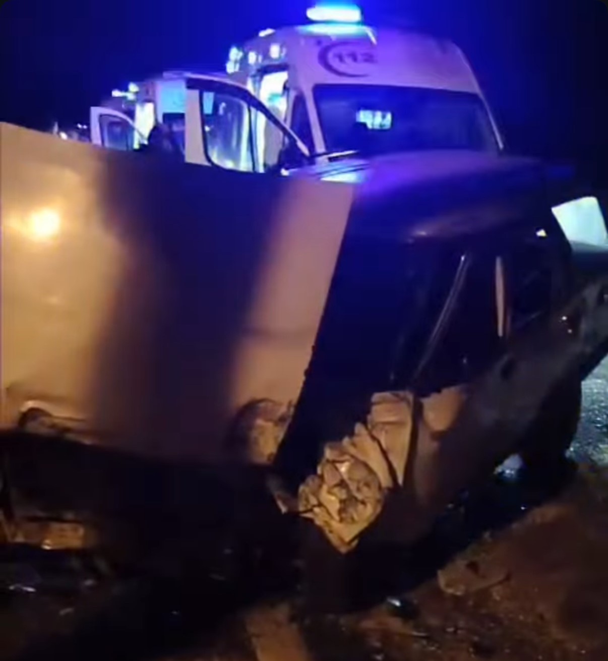 Hafif ticari araç ile otomobil çarpıştı: 6 yaralı 
