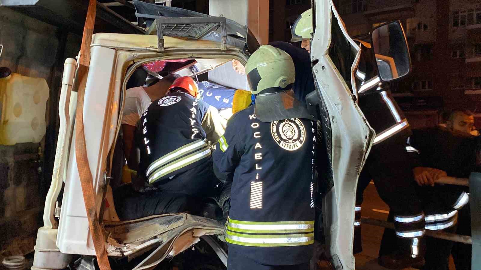 Yön levhasının direğine çarpan kamyonet kağıt gibi ezildi: 1 yaralı 