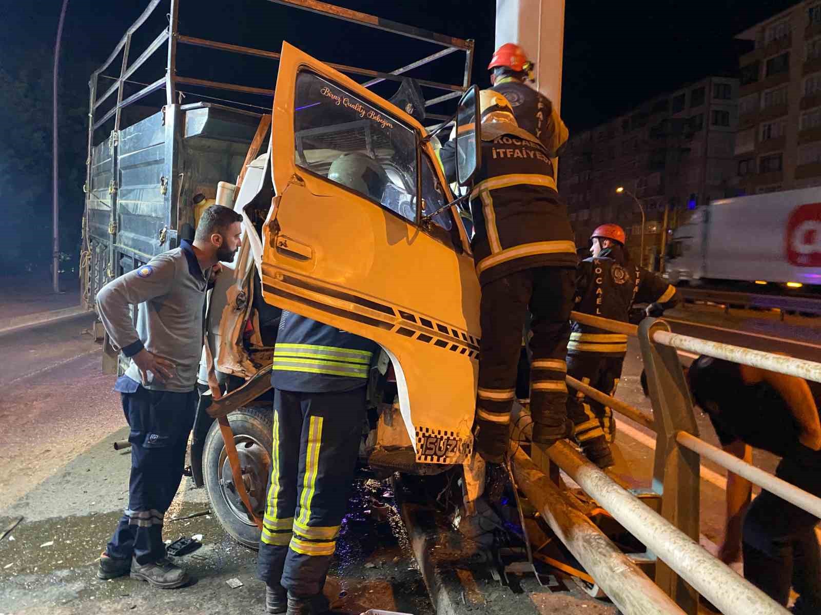 Yön levhasının direğine çarpan kamyonet kağıt gibi ezildi: 1 yaralı 