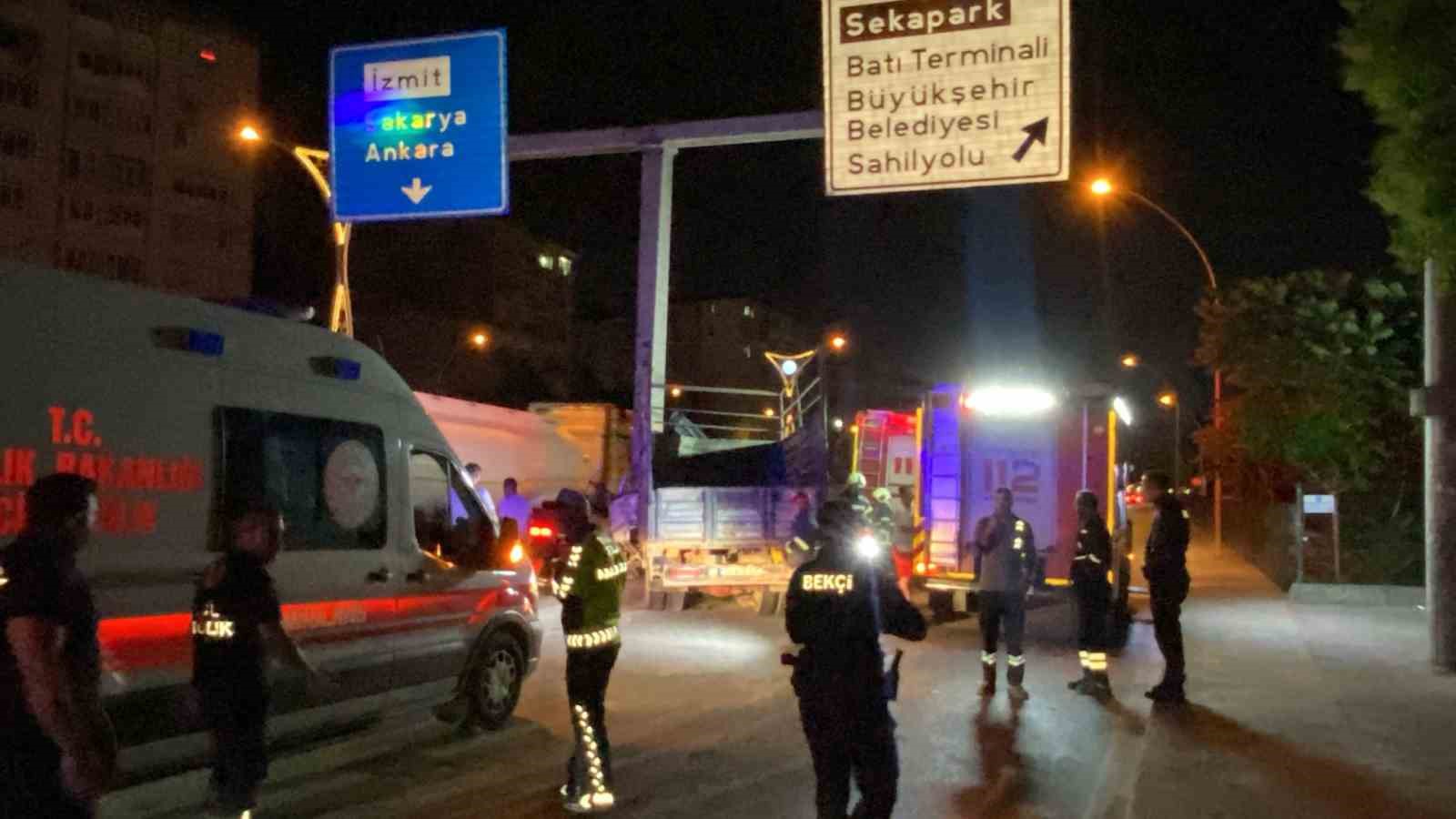 Yön levhasının direğine çarpan kamyonet kağıt gibi ezildi: 1 yaralı 