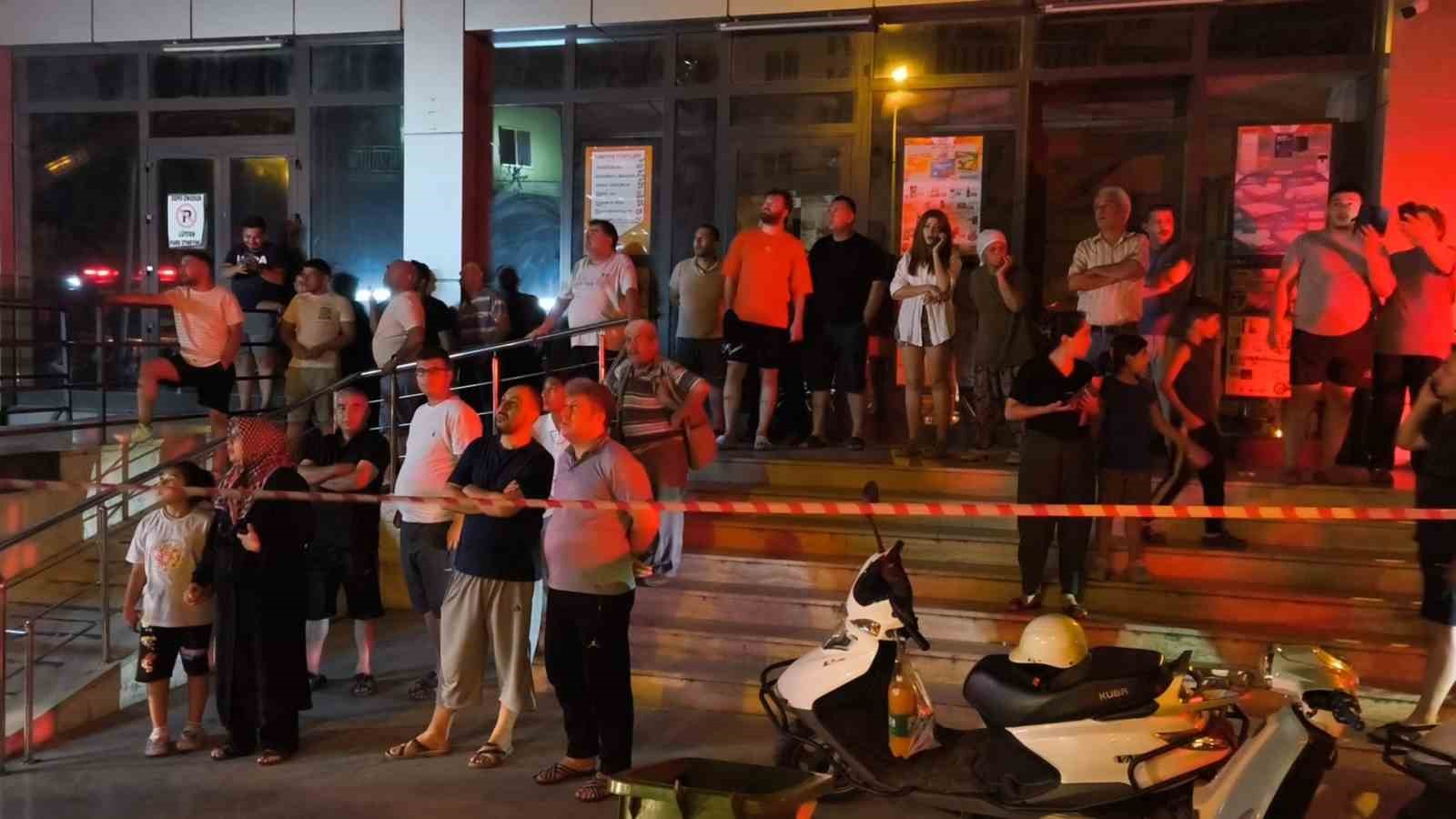 Ağaçta çıkan yangın binaya sıçradı 