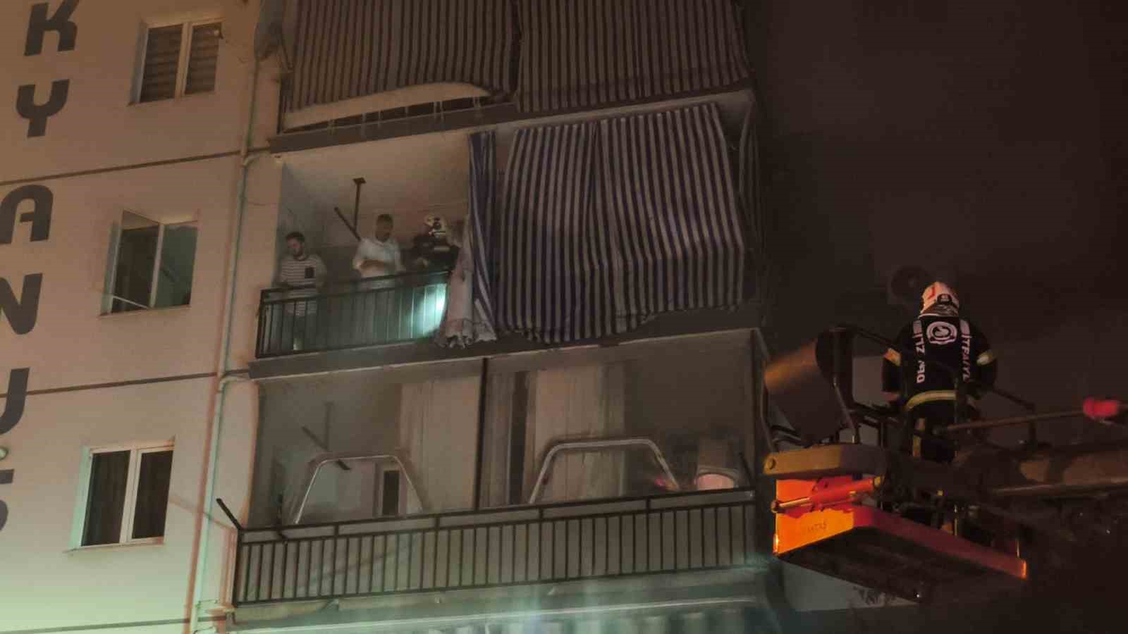 Ağaçta çıkan yangın binaya sıçradı 