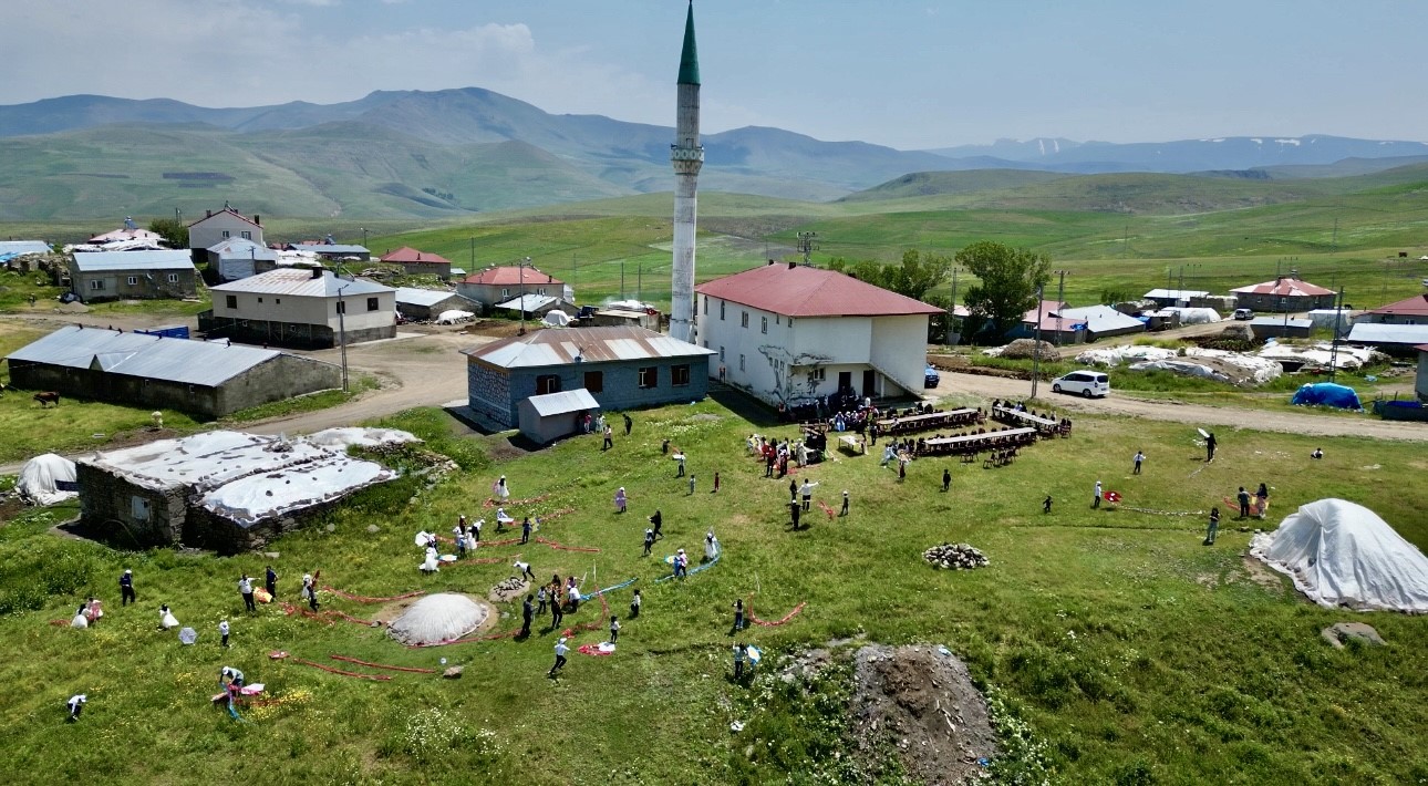 Köy çocuklarının hayali gerçek oldu, gökyüzü uçurtmalarla şenlendi 