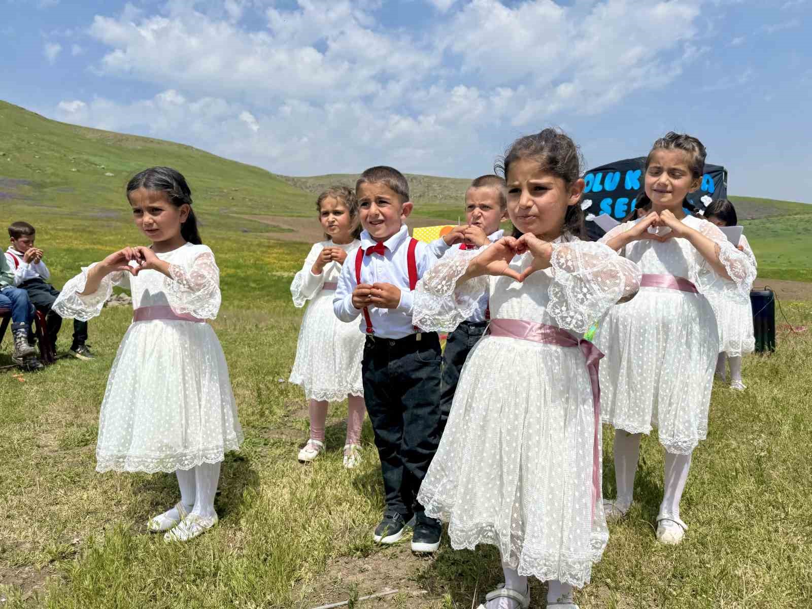 Köy çocuklarının hayali gerçek oldu, gökyüzü uçurtmalarla şenlendi 