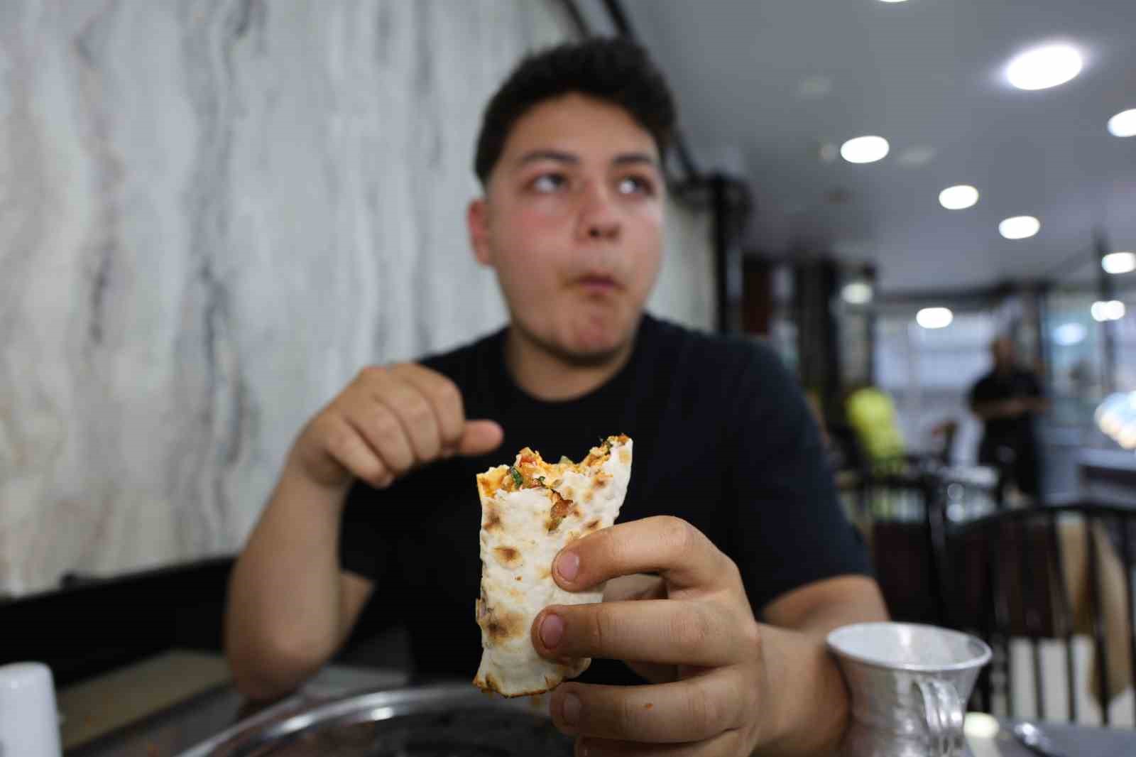 Yaşına ve kilosuna bakmadan bir oturuşta 15 lahmacun yiyor 
