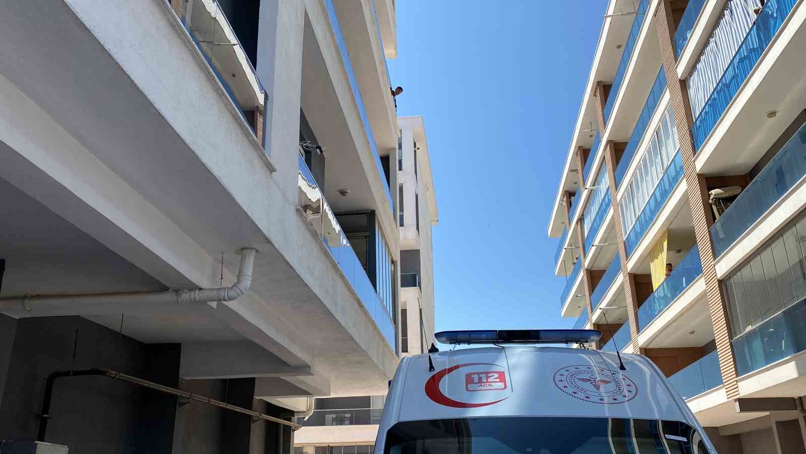 Balkona çıkıp bıçakla kendini yaraladı 
