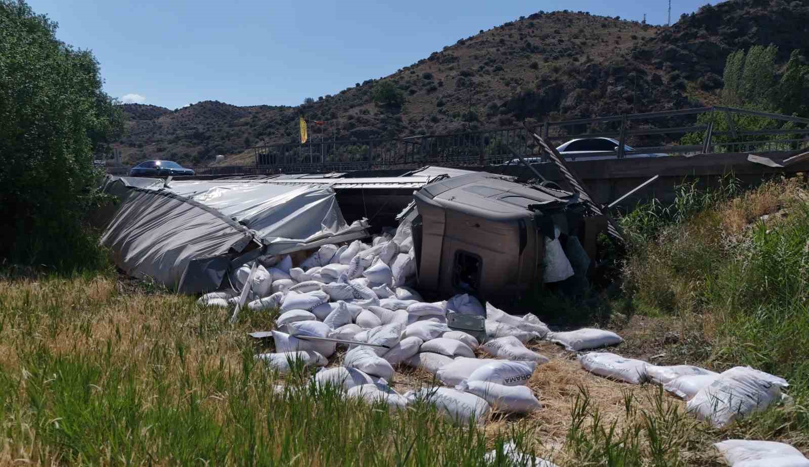 Kırıkkale’de un yüklü tır köprüden devrildi: 1 ağır yaralı 