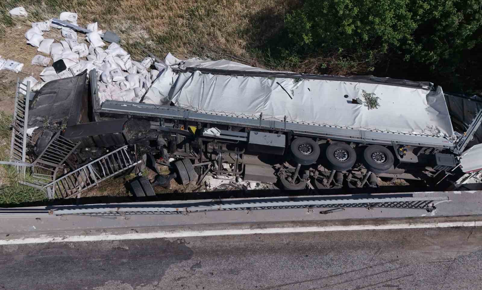Kırıkkale’de un yüklü tır köprüden devrildi: 1 ağır yaralı 