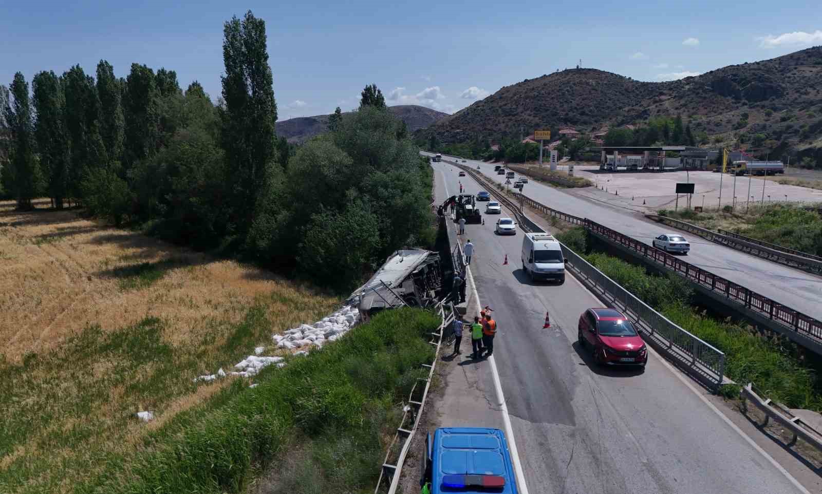 Kırıkkale’de un yüklü tır köprüden devrildi: 1 ağır yaralı 