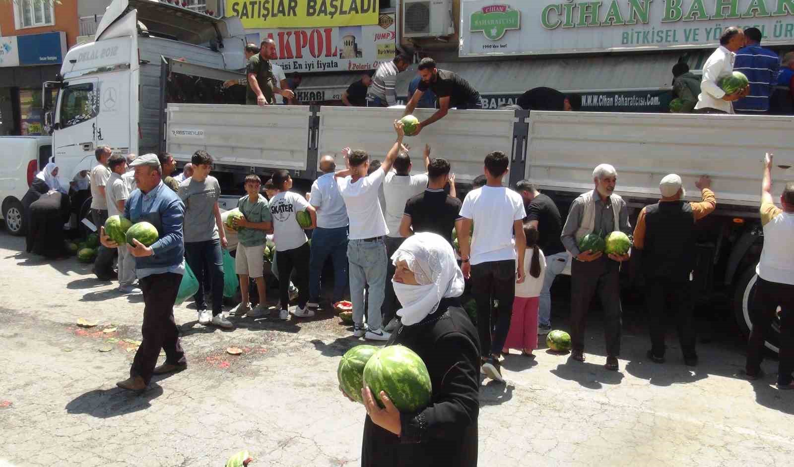Ahlatlı çiftçi 30 ton karpuz dağıttı 