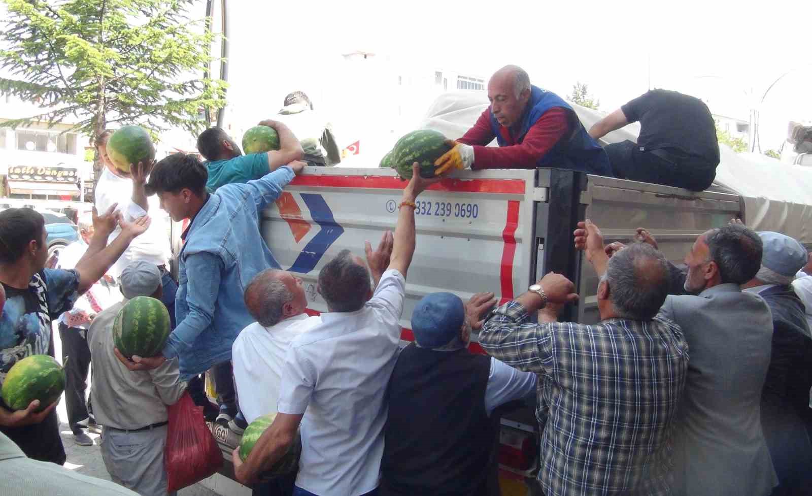 Ahlatlı çiftçi 30 ton karpuz dağıttı 