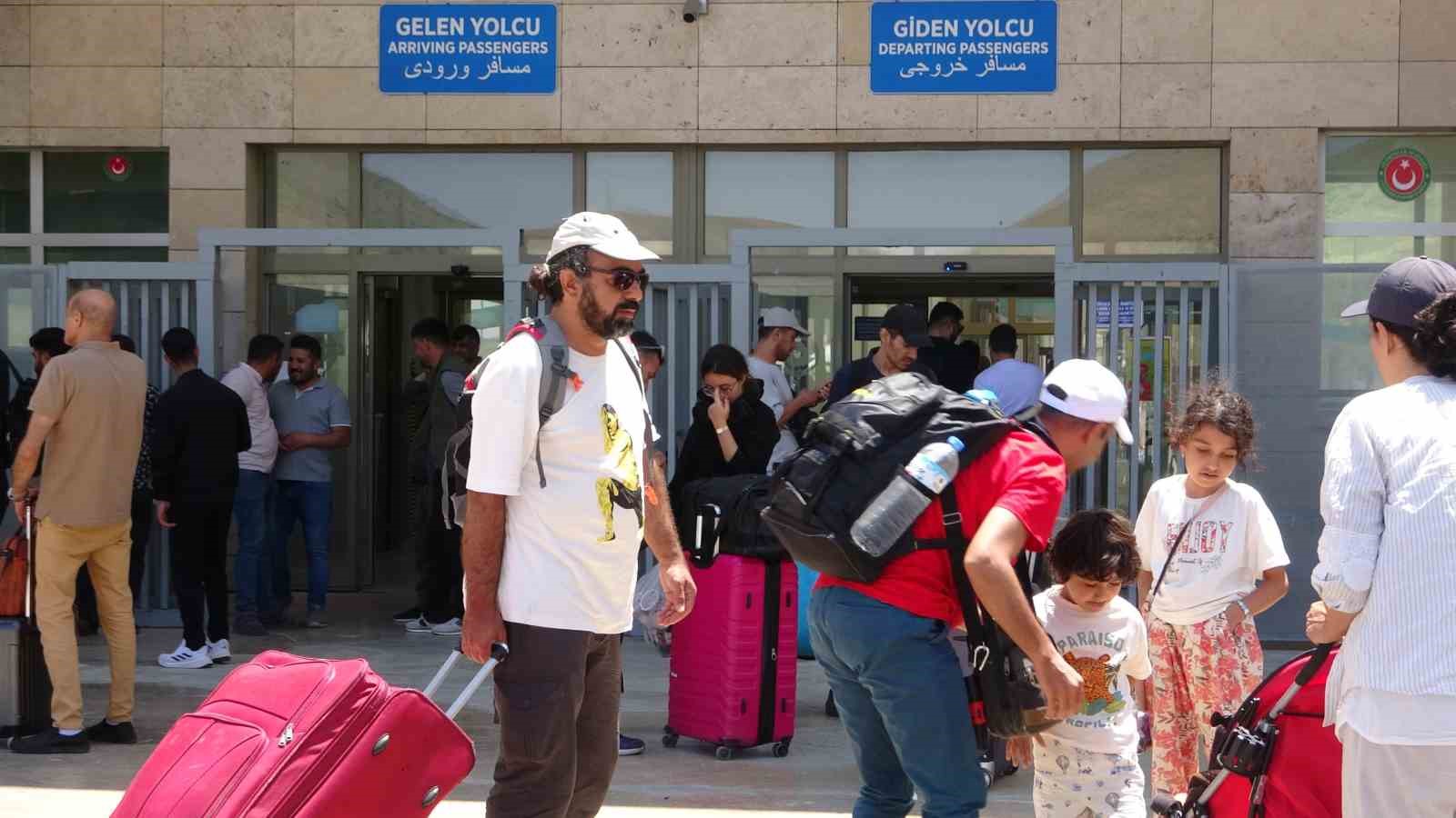 İran-İsrail savaşının 4’üncü gününde Van sınırında dönüş hareketliliği 