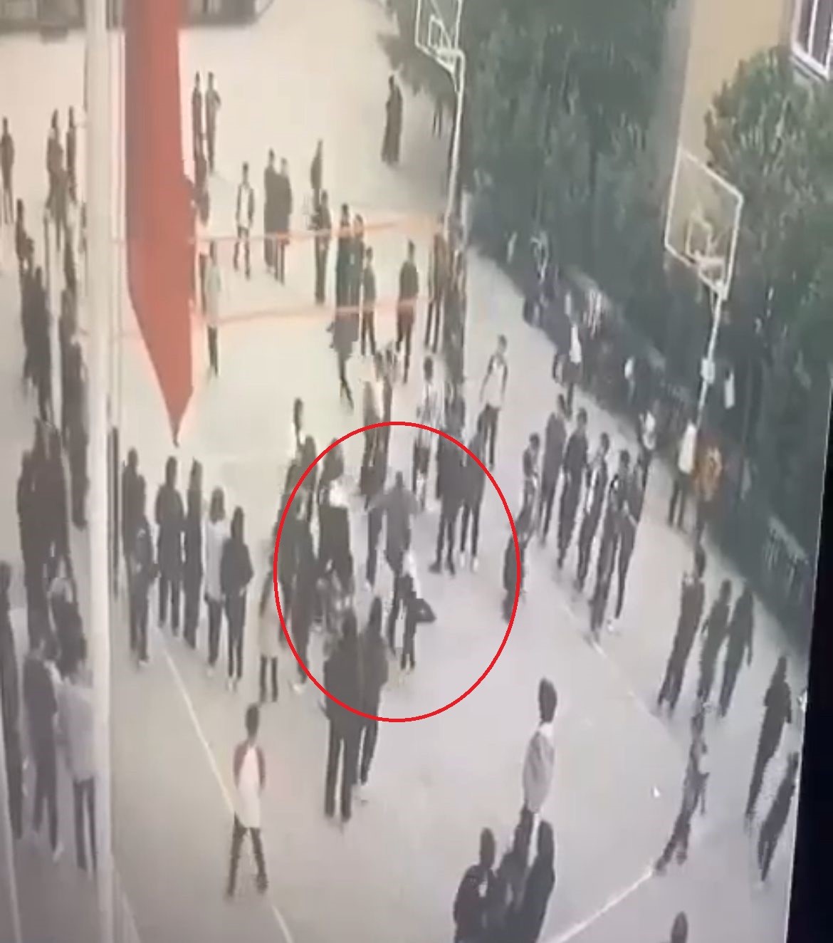 Öğretmenden öğrenciye su sıçrattın dayağı kamerada 