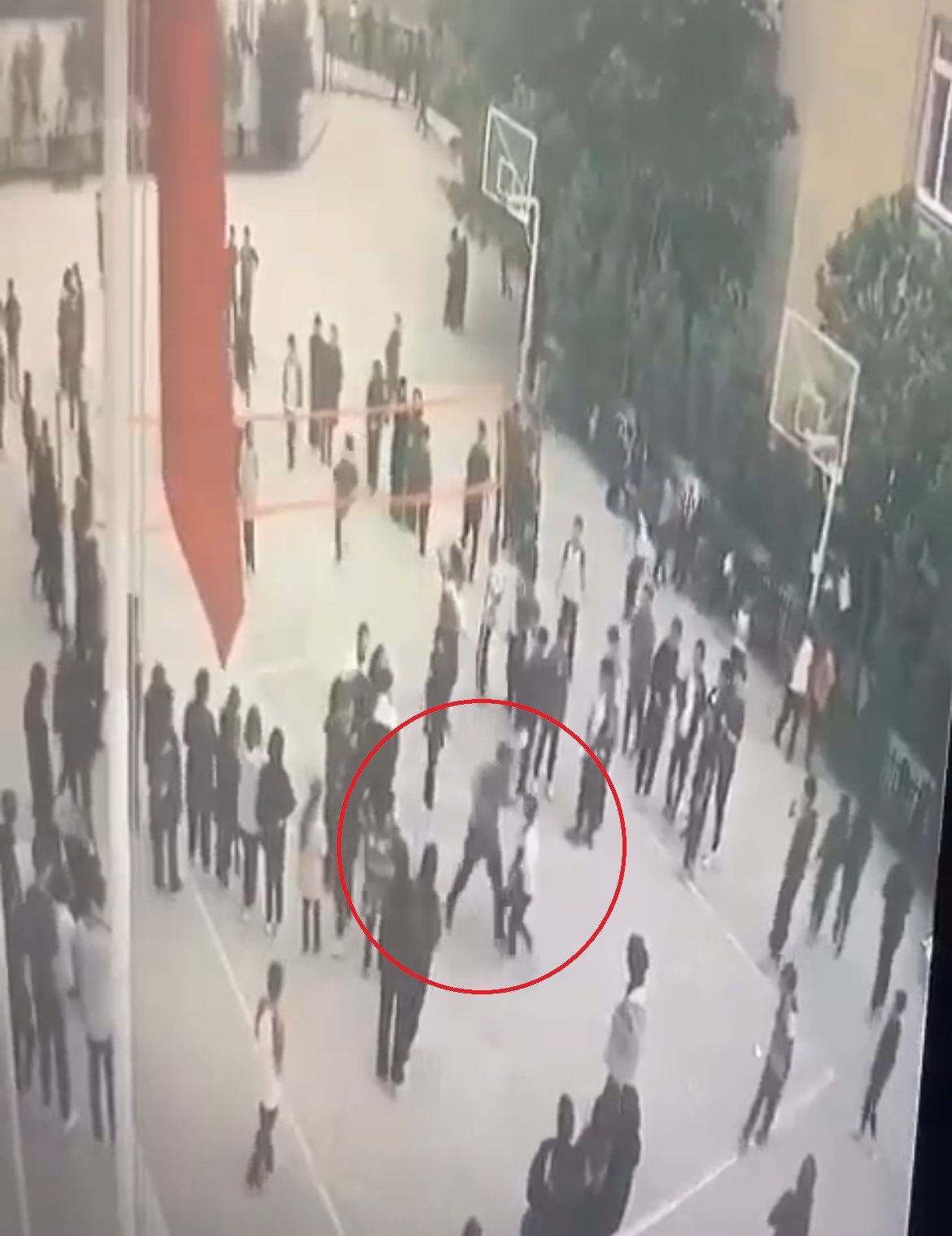 Öğretmenden öğrenciye su sıçrattın dayağı kamerada 