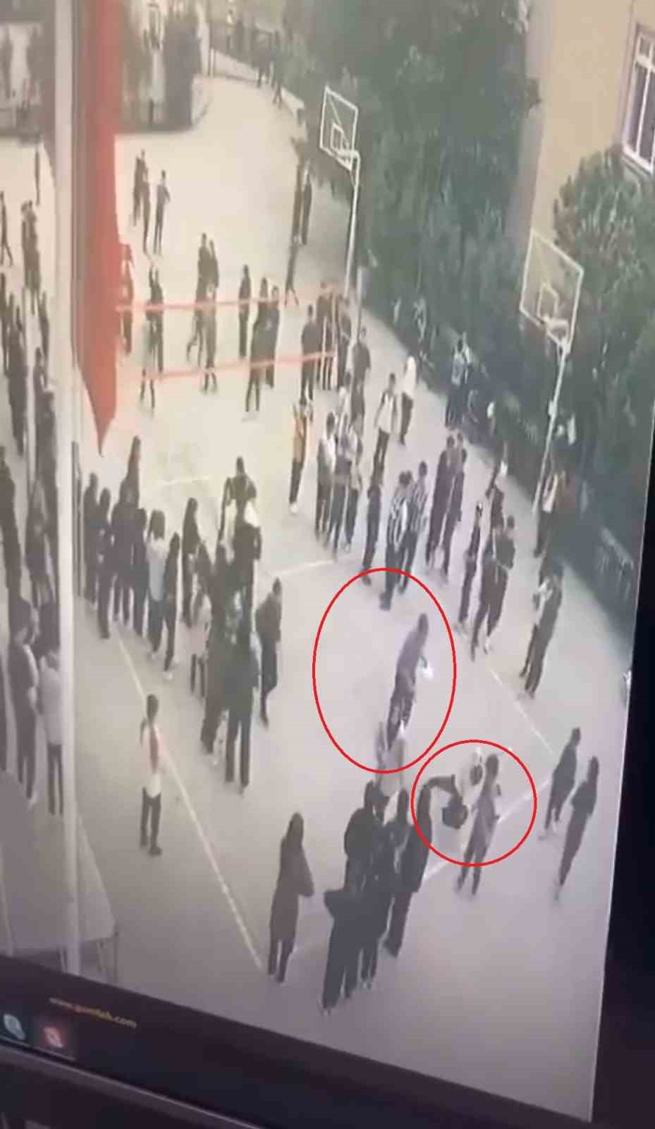 Öğretmenden öğrenciye su sıçrattın dayağı kamerada 