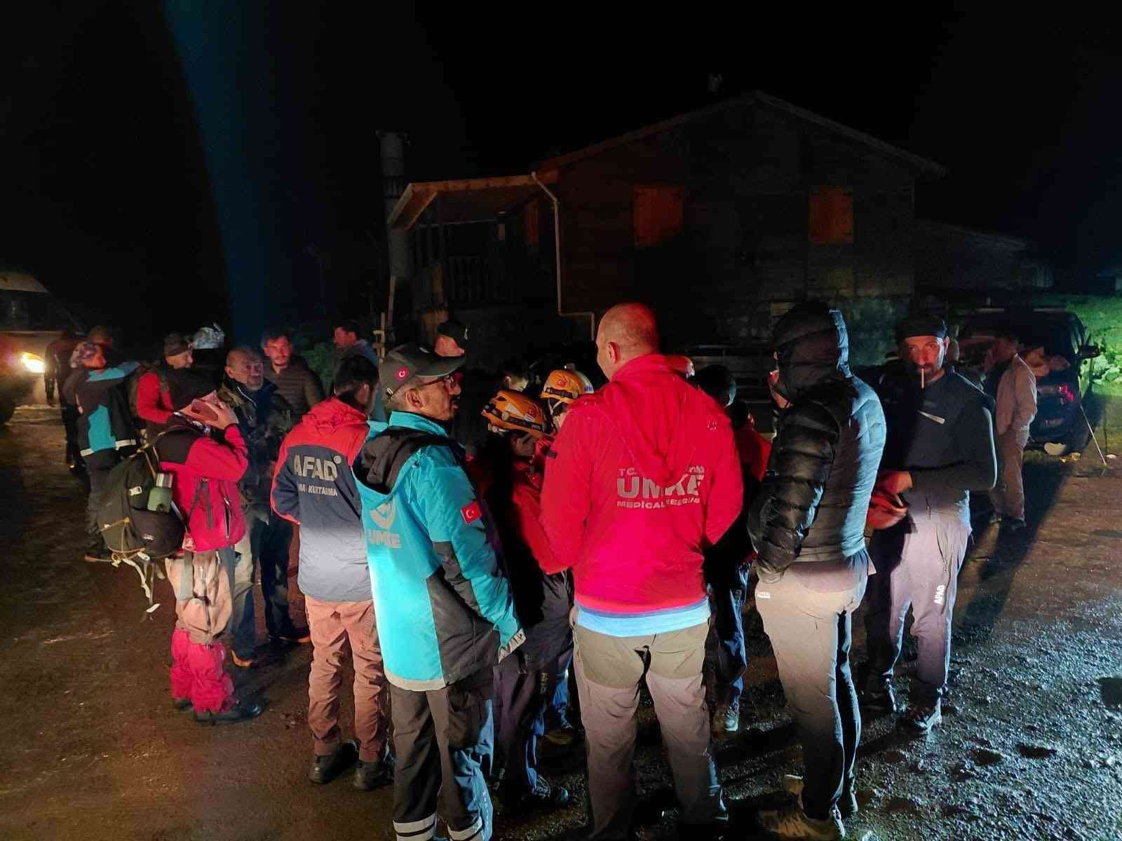 Trabzon’da yayladaki buzul kütlesi dağcıların rotasını değiştirdi, 75 kişi kayıp sanıldı 