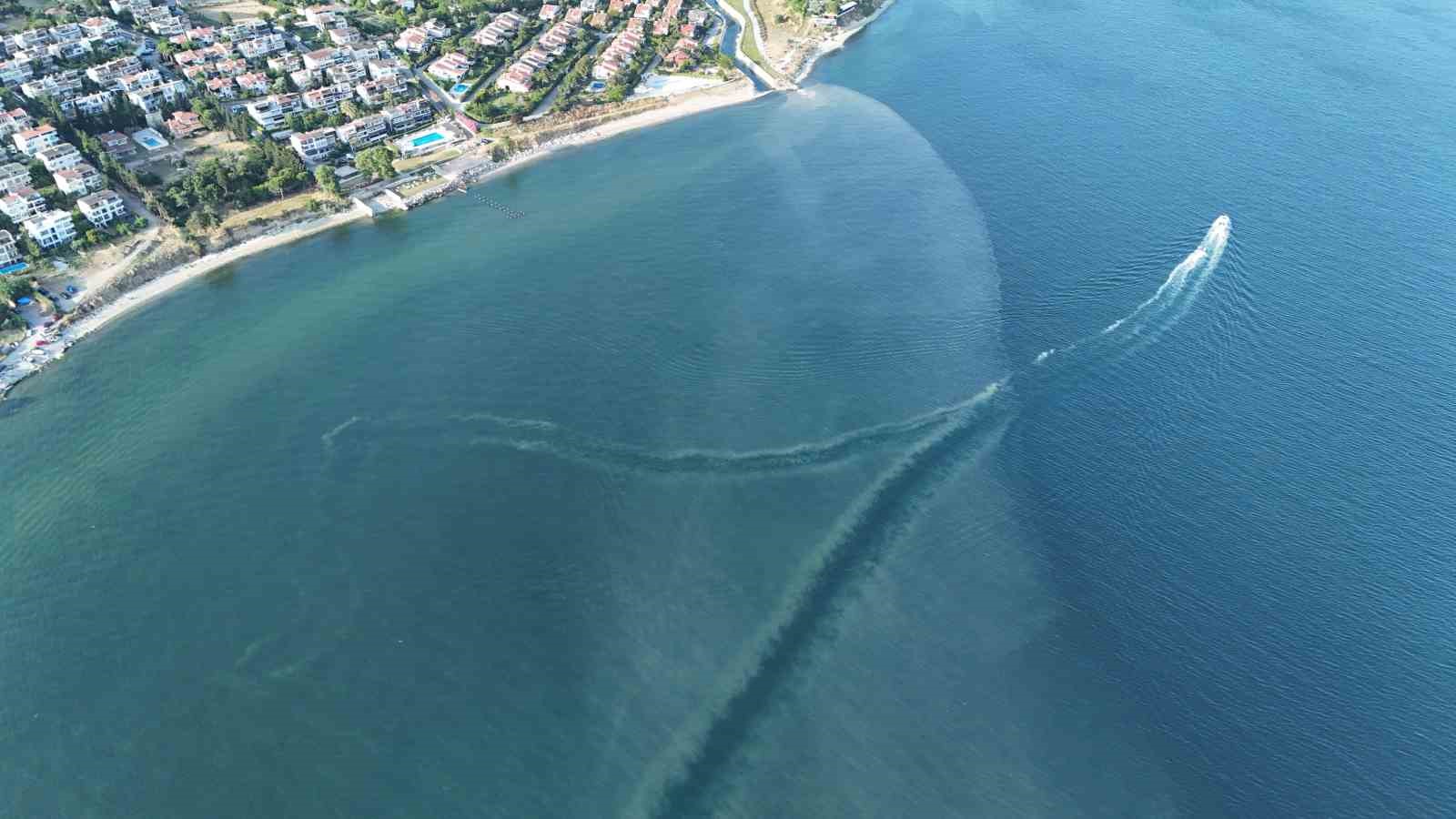 Beylikdüzü’nde denize karışan kanalizasyon suyu nedeniyle deniz kahverengine döndü 