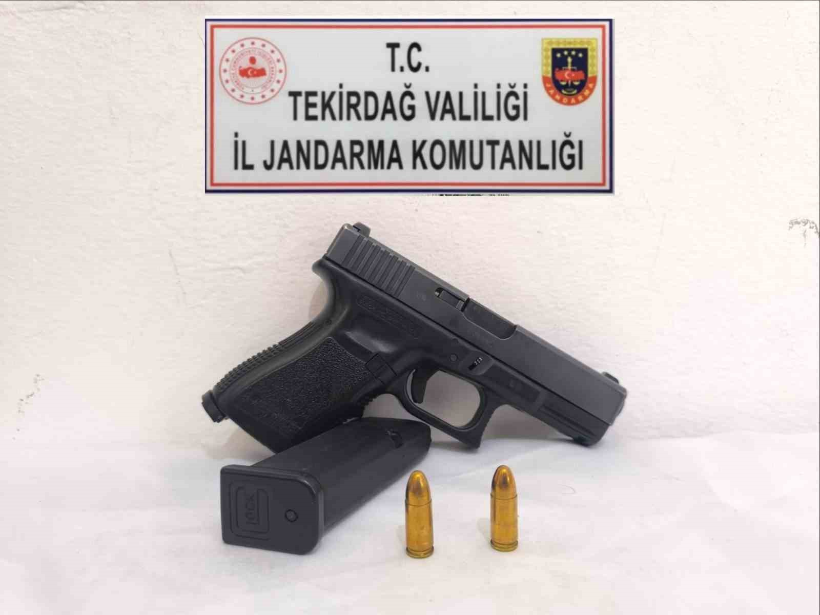 Tekirdağ’da jandarmadan silah ve kaçak makaron operasyonu 