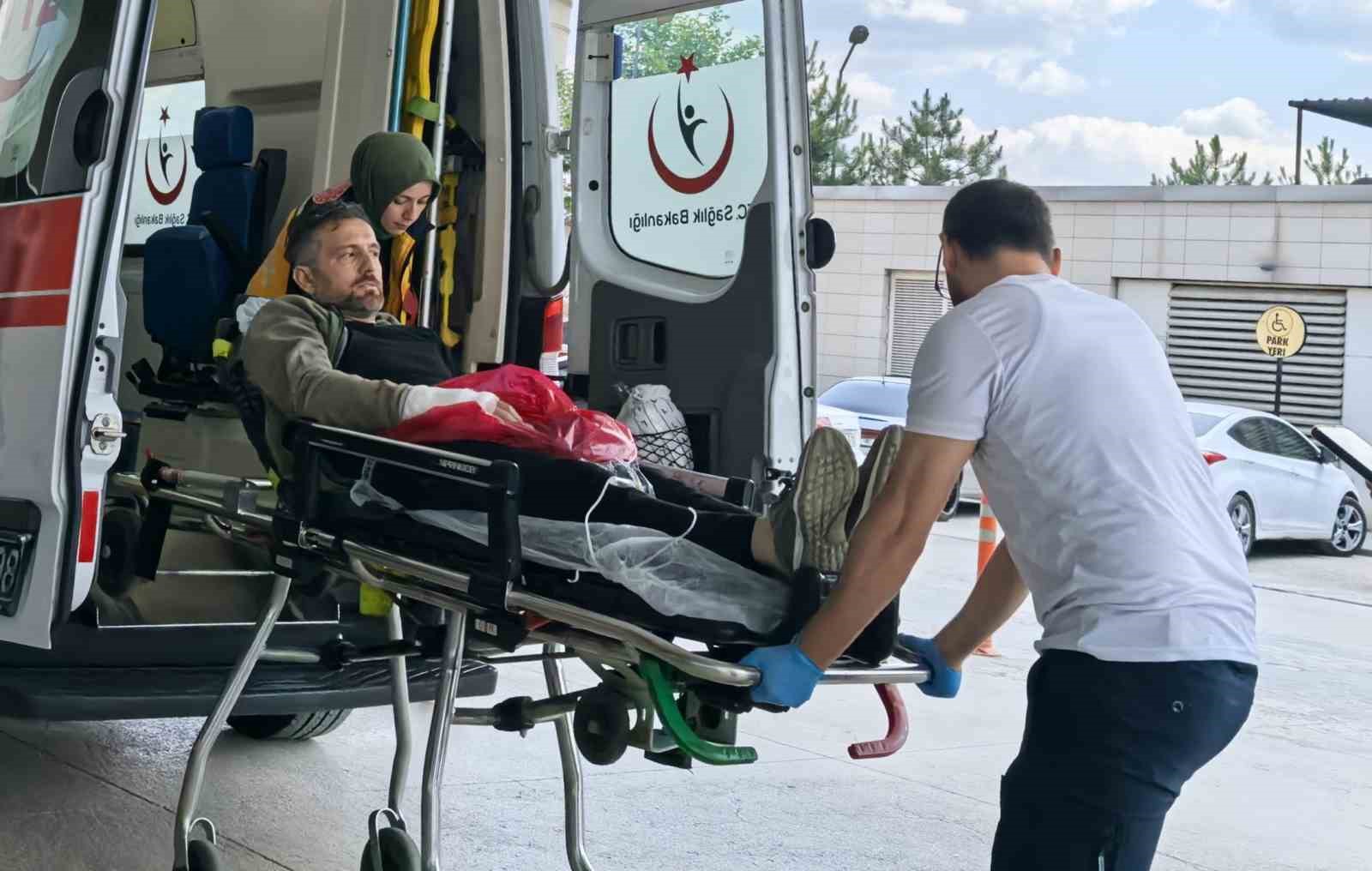 Ağaç keserken motorlu testere ile elini kesti 