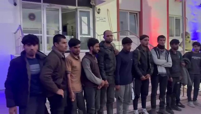 Hafif ticari aracın içinden 14 düzensiz göçmen çıktı 
