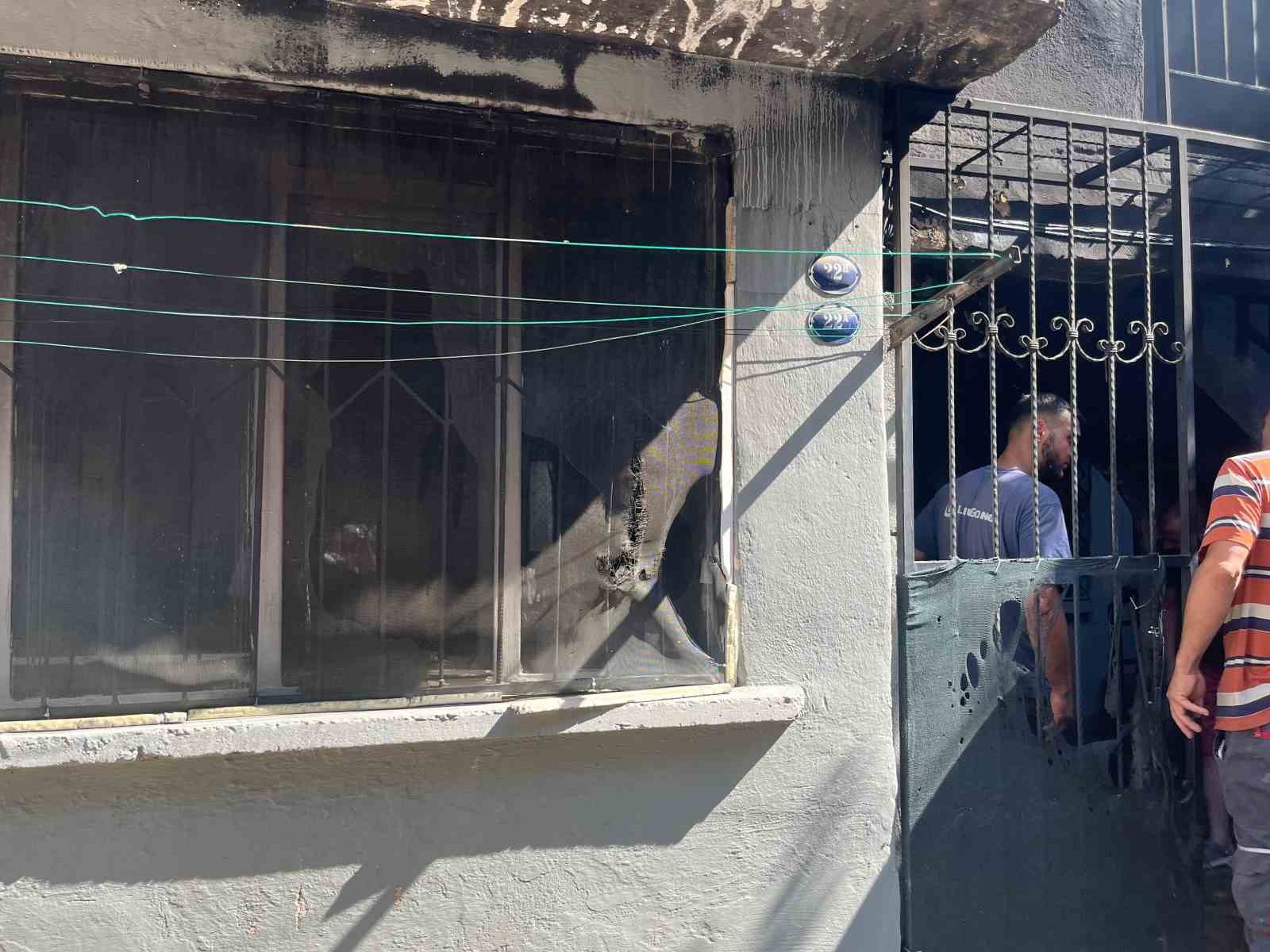 İzmir’de 4 katlı binanın zemin katında yangın çıktı 