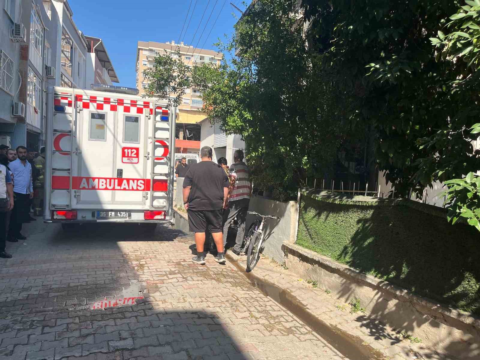 İzmir’de 4 katlı binanın zemin katında yangın çıktı 