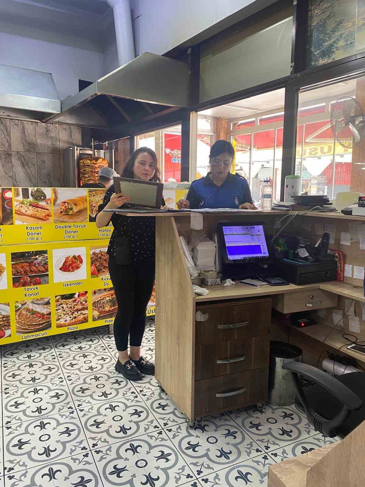 Kemer’de zabıta fiyat etiketlerini denetledi 