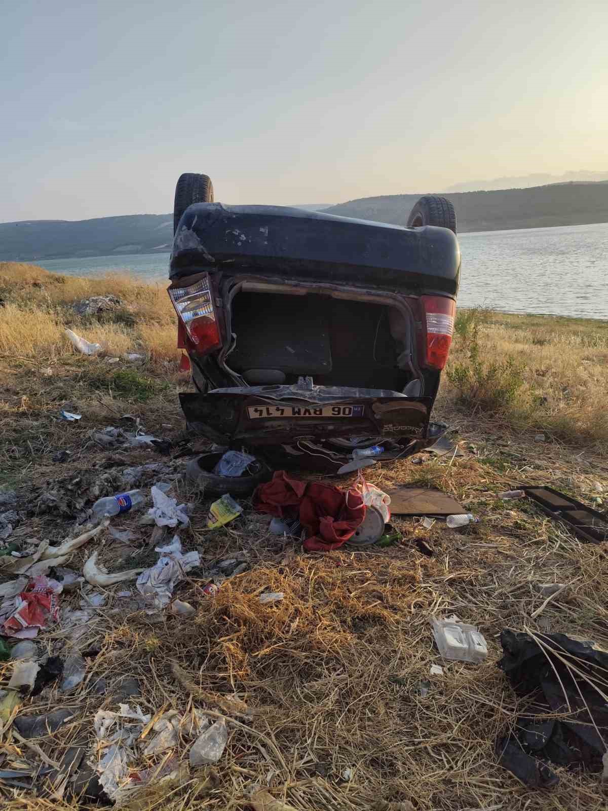 Baraj kenarına uçan otomobildeki 3 kişi yaralandı 