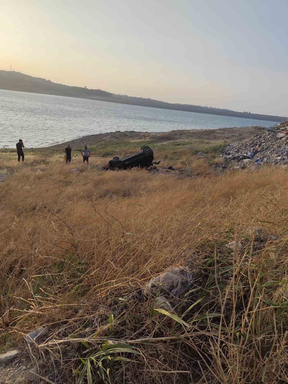 Baraj kenarına uçan otomobildeki 3 kişi yaralandı 