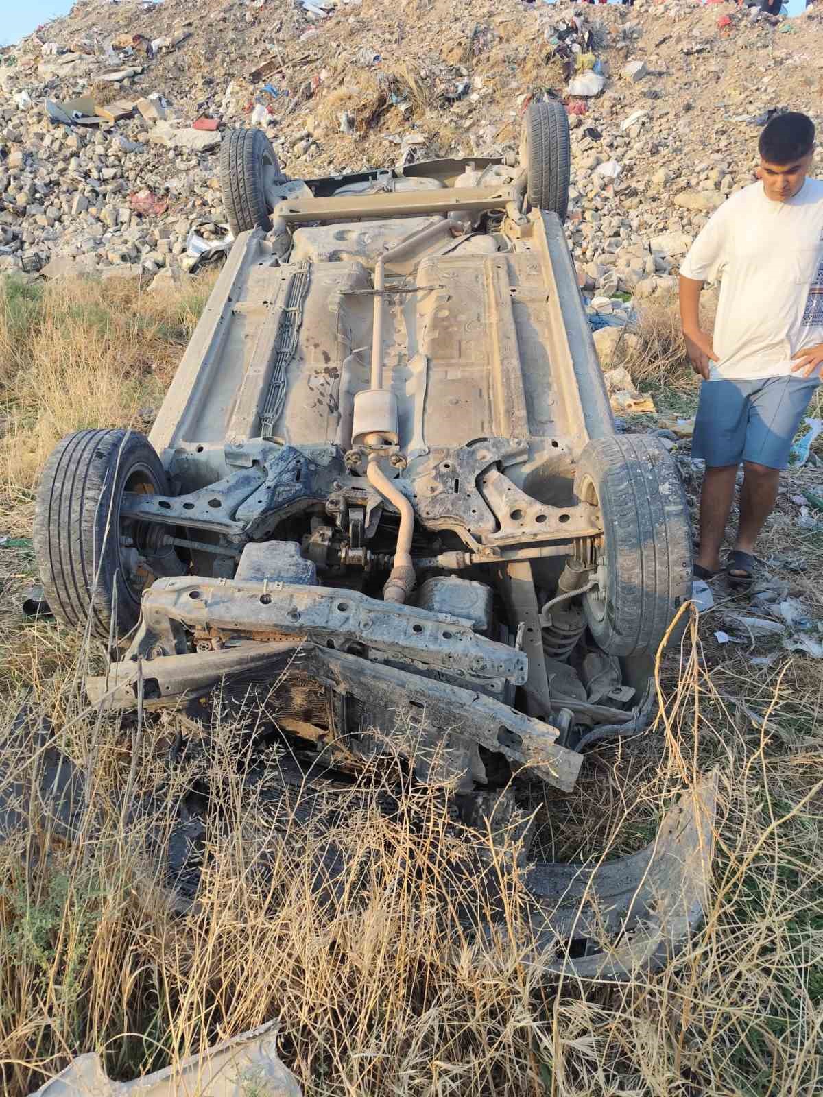 Baraj kenarına uçan otomobildeki 3 kişi yaralandı 