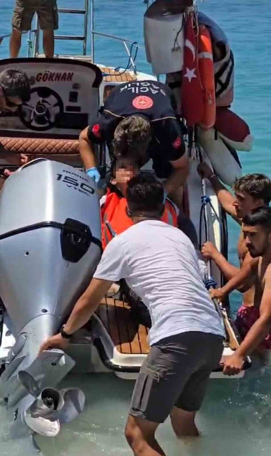Eğitim alan kadın pilot denize düştü 